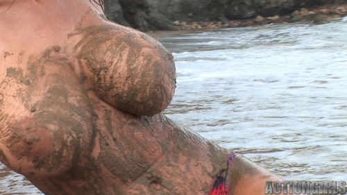 titsintops:  natural mud bath