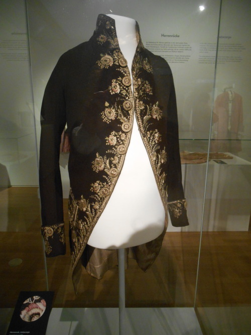 lebedame-wegelagerin: So yesterday I visited the Exhibition “History of Fashion - 1500 Years o