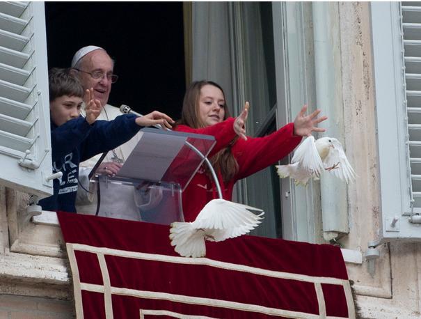 Dos palomas blancas que fueron liberadas por niños junto al papa Francisco en un gesto de paz fueron atacadas el domingo por otras aves. Ante la vista de miles de personas reunidas en la plaza de San Pedro, una gaviota y un cuervo negro grande se...