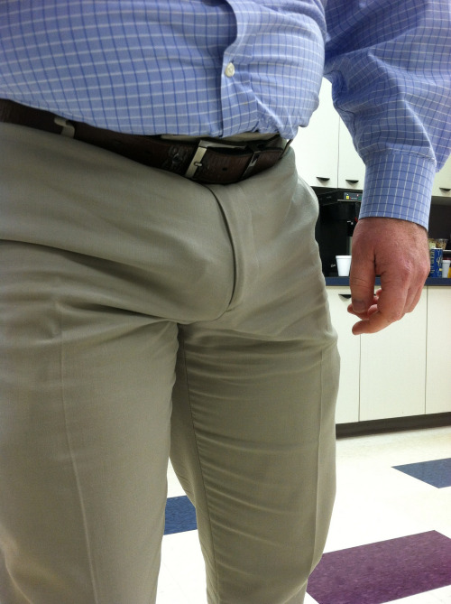 superbears:     allthebearsilike:  Dad bulge    I love daddy bulges