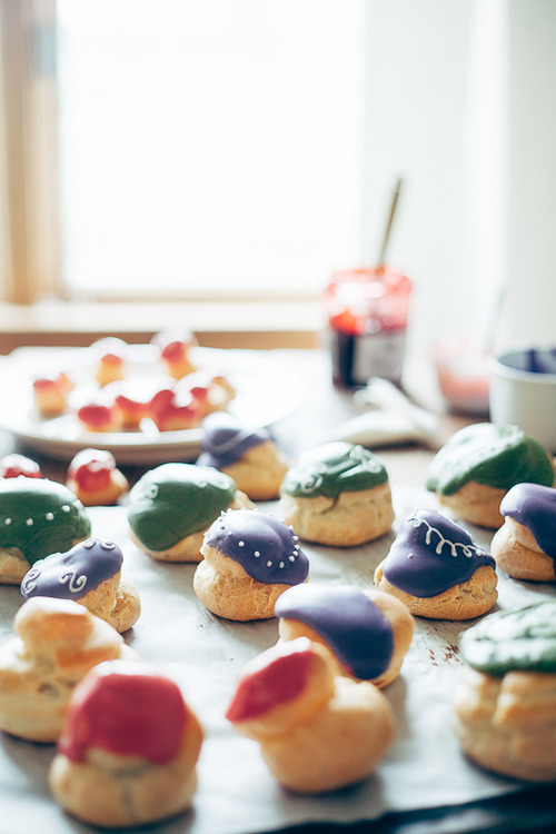sweetoothgirl:    COURTESAN AU CHOCOLAT WITH MATCHA, UBE, AND RASPBERRY GLAZES  