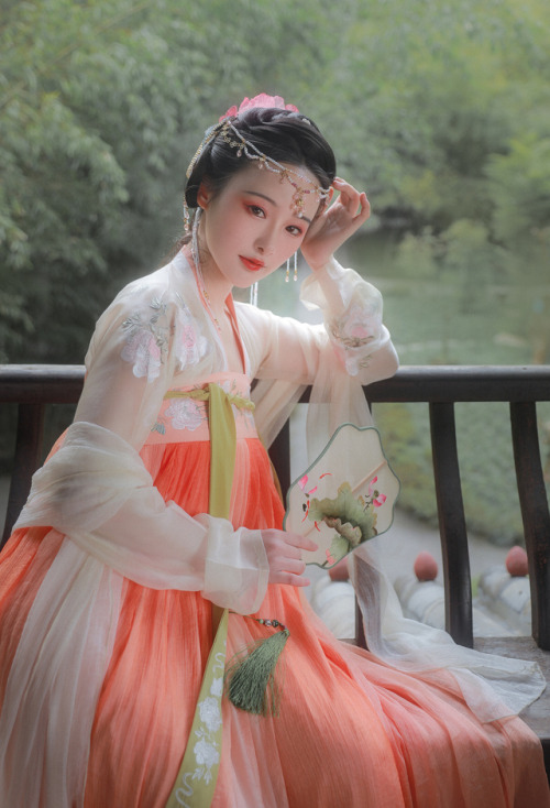 hanfugallery:Traditional Chinese hanfu by 小艾野