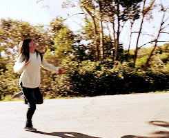 cbssupergirlgifs:smoll angel ready to save the day