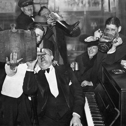 historicaltimes:Americans visiting Paris in December 1933 celebrated the end of Prohibition in a “re