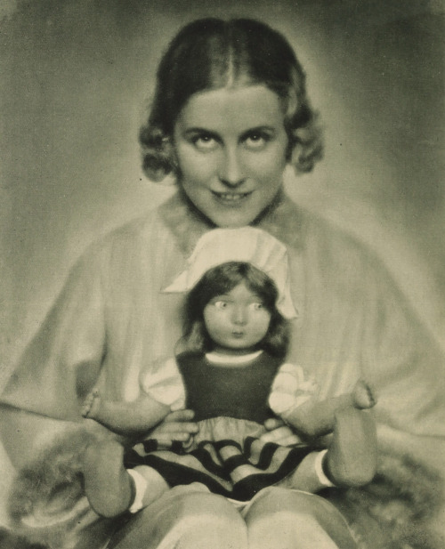 Puppen von heute, 1929 Madame d’Ora :: Burgschauspielerin Hanni Hoeßrich. Puppen vo