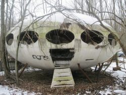 antediluviancurrent:  Abandoned 1968 Futuro House, Pennsylvania 