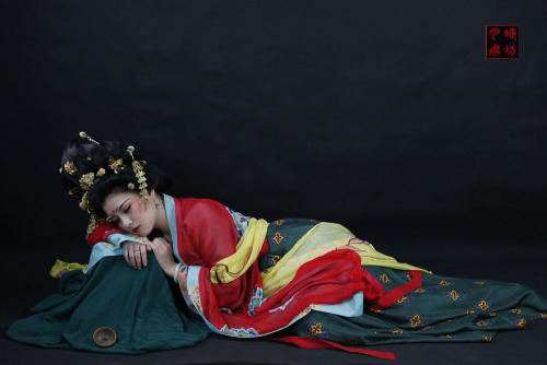 changan-moon: Traditional Chinese clothes, hanfu. Tang dynasty style: 襦裙rú qún,  