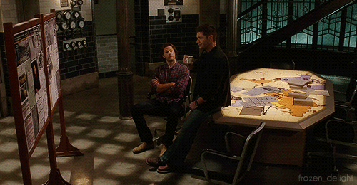 frozen-delight:SPN Parallels: Dean sitting on the table Sam’s sitting at