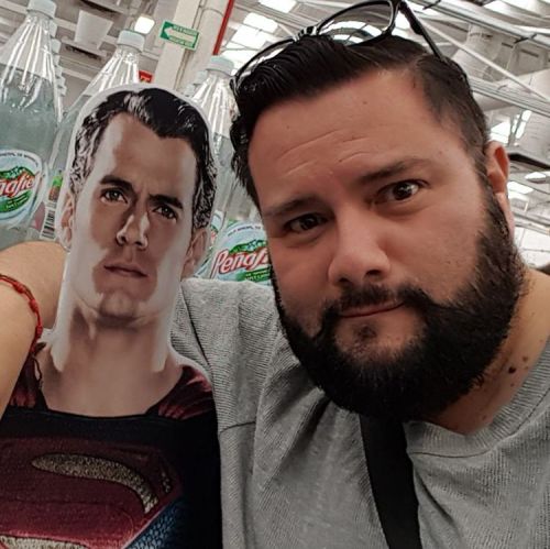 carlosconpelos:  Ayer me encontré a mi compa y me dijo que lo fuera a ver hoy… pos voy! #yo #SupermanTeam #batmanvsuperman #bear #beard #oso #chubby #mexicanbeard #mexicanchubby #mexicanbear #bearscubsandbeards #beardsofinstagram  (en Guadalajara,