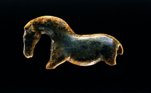 centuriespast: The oldest known sculpture of a horse. Carved in mammoth ivory, the Vogelherd Horse i