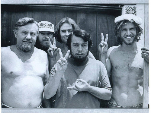 historium: Sérgio Mendes posing with the carpenters building his studio, including a young Harrison 