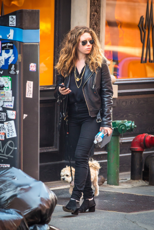 orangeskins:Natasha Lyonne walking her dog in Soho - 5/13/14