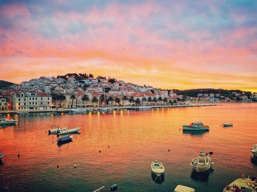 Hvar Photo of the day. Morning #goldenhour #sunrise @ #Hvar town by: @degen . #hvartown #islandhvar 