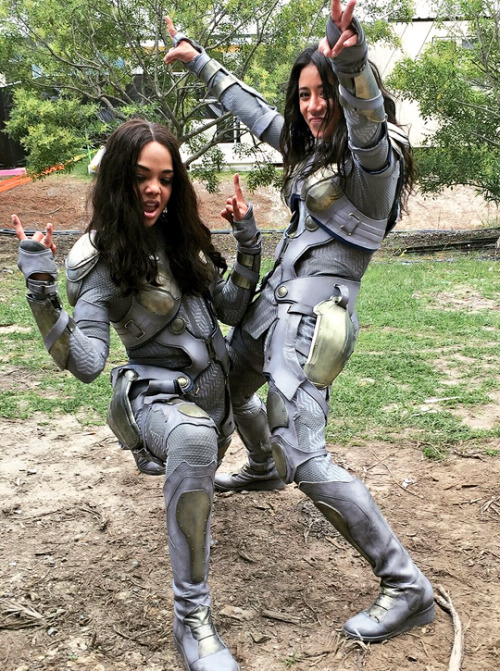 theavengers:Tessa Thompson and stunt double Tara Macken on the set of ‘Thor: Ragnarok’