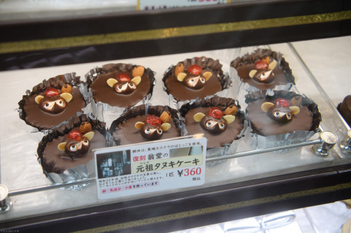 君はタヌキケーキを知っているか！？ 松本の老舗菓子店 翁堂のタヌキケーキは、 昭和レトロな味わいのバタークリームを使用。 職人のテクニックでその名の通りタヌキの姿。 中にはマスクを身に着けたものまで…