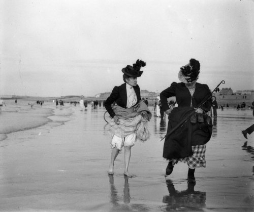feuille-d-automne:Louis CHESNEAU (1855-1923), Two ladies, Dieppe, September 9, 1900Via Muma&nbs