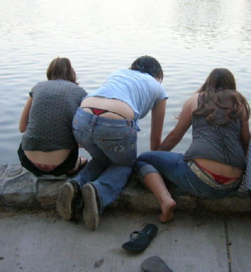 visiblethongbabes4:  Visible thong mania strikes the seawall …
