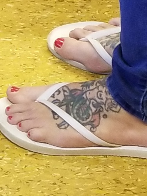 happy-feet-814:Loooove tatted feet!