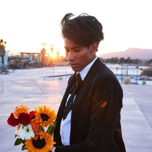 dailykeiynanlonsdale:keiynanlonsdale: A boy and his flowers :) 📷 by @stormshoots 🌻🌹🌸