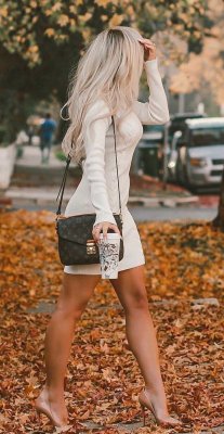 greatlegsandhighheels:  Her white sweater