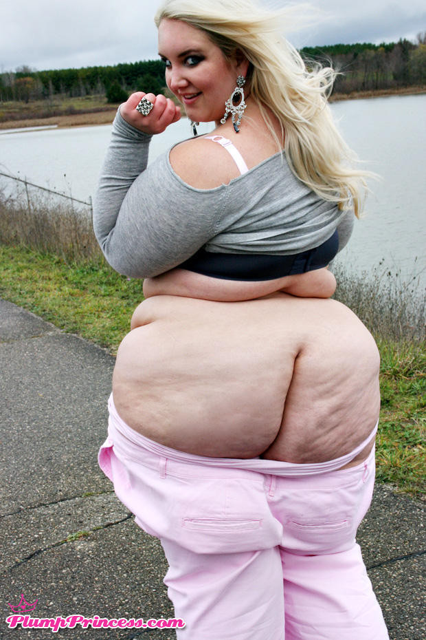 Courtney Aitken aka Plump Princess  5'11&quot; (71cm)  402 lbs (183kg)  BMI: