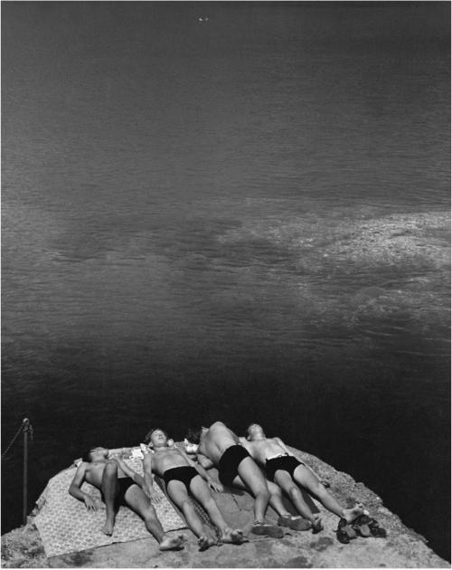 newloverofbeauty:  Herbert List:  Bathers, Portofino, Italy  (1936)