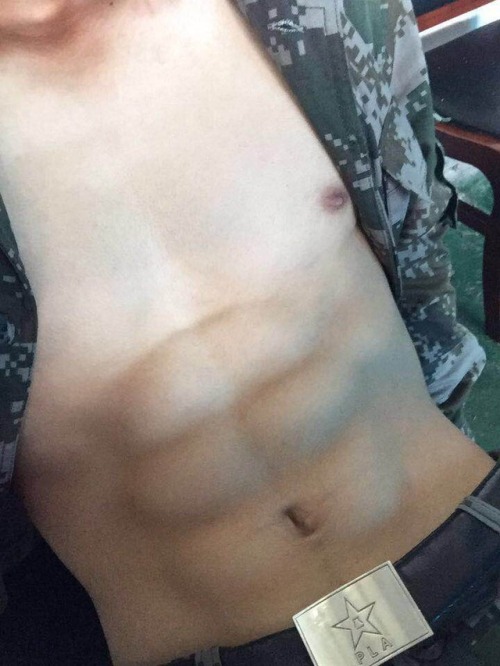 zizairufengdeshaonian: 兵哥哥挺拔大鸡