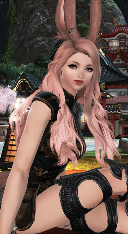 Just chilling outside my house in Kugane feeling fab in my new dress~ ❤I am so happy they made this 