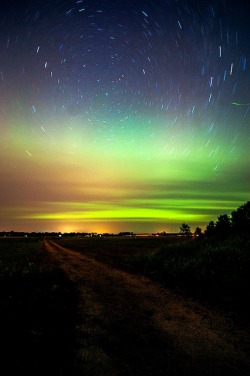 senerii:  Startrails, Aurora and Firefly by Robert Snache - Spirithands.net on Flickr. 