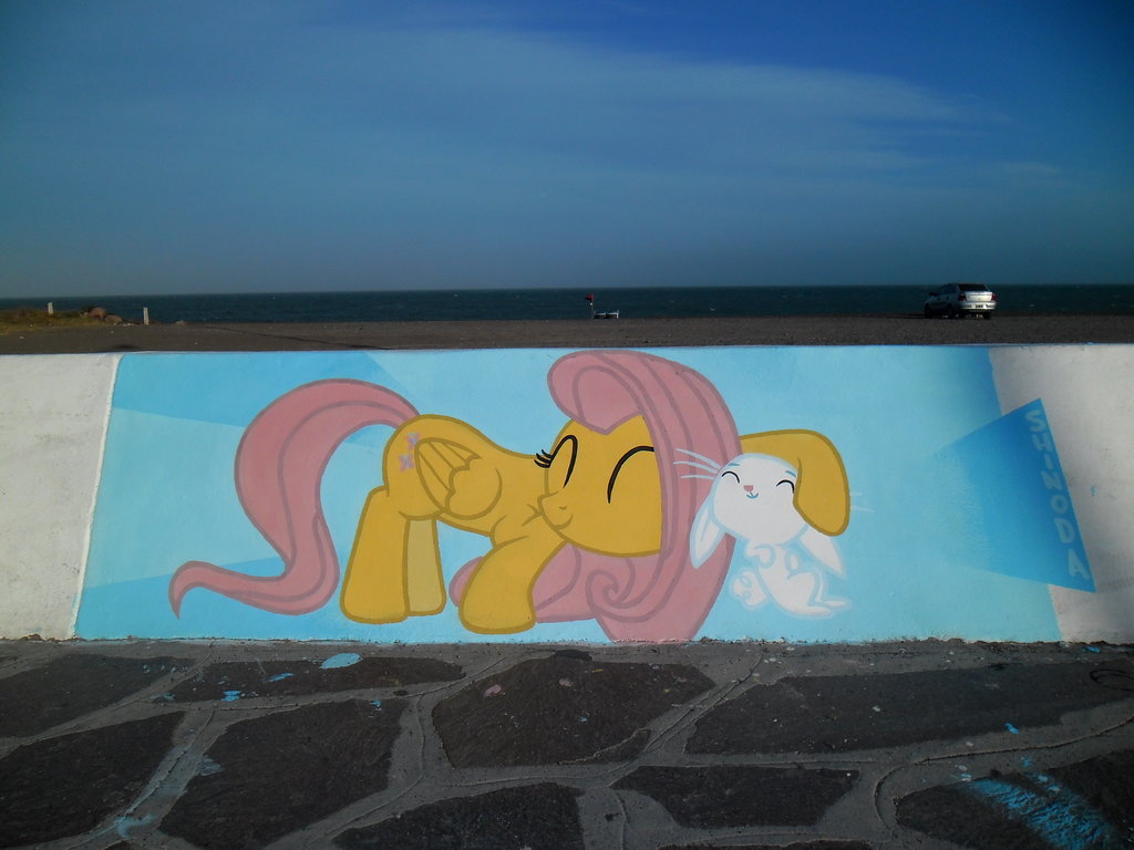 ecmajor:freaky-pixie:  My Little Pony Grafitti by by *ShinodaGE  Oh man, Shinoda’s