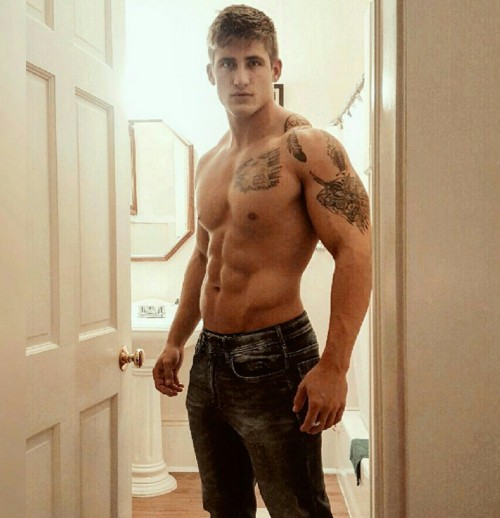 texasfratboy:  hot tattoo muscle! 