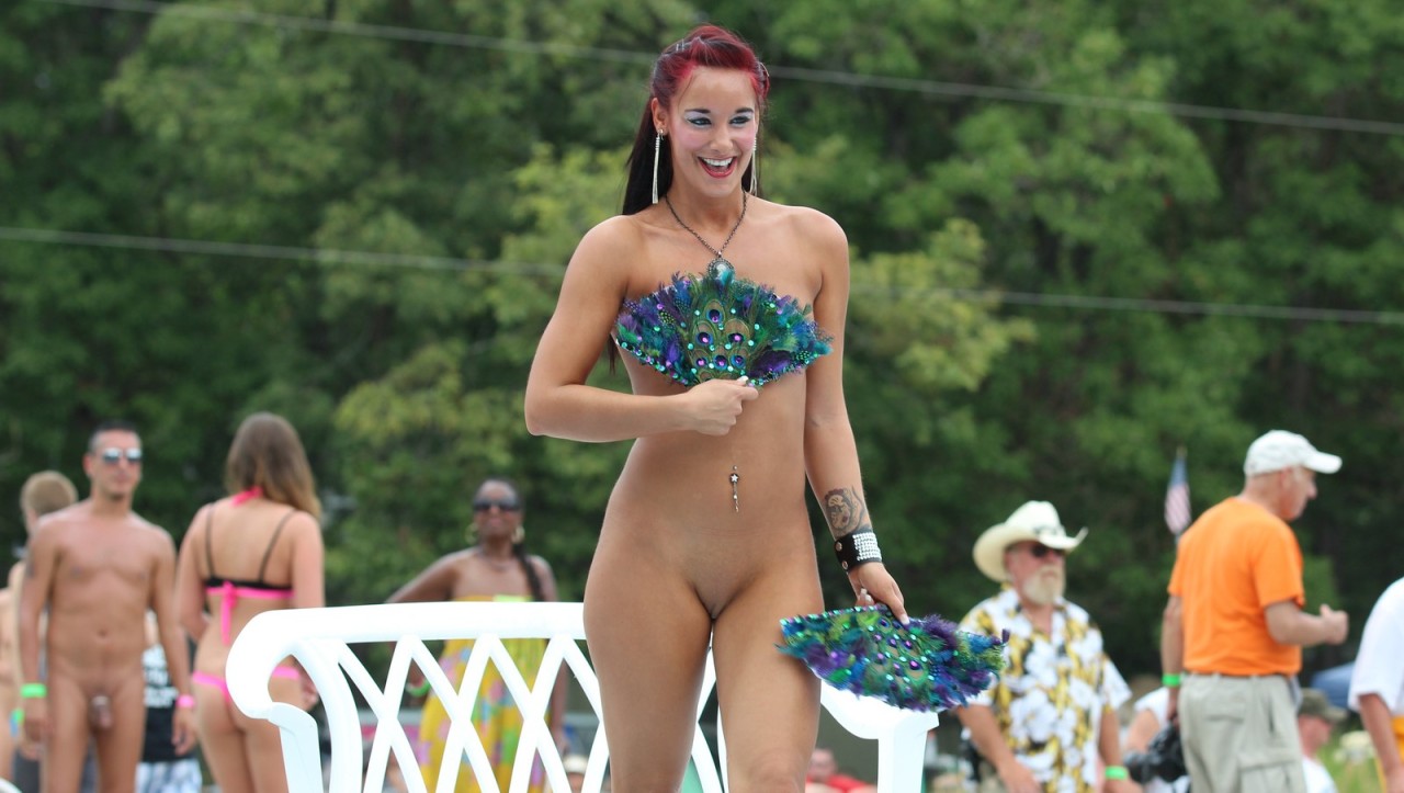 metalkitty251:  Nudes A Poppin-Pole Dancer