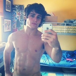 texasfratboy:  shirtless dormroom hottie!