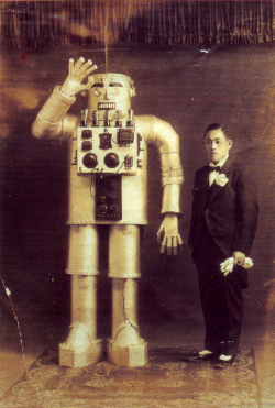 mudwerks:  thesuperserious:  Yasutaro Mitsui and his friend, 1932  Me and Dad…