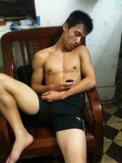 sgprotein: anakin8009: 0805ivan: 貪睡的後果就是被人偷拍大粗屌 #cute I understand some people have a fetish for