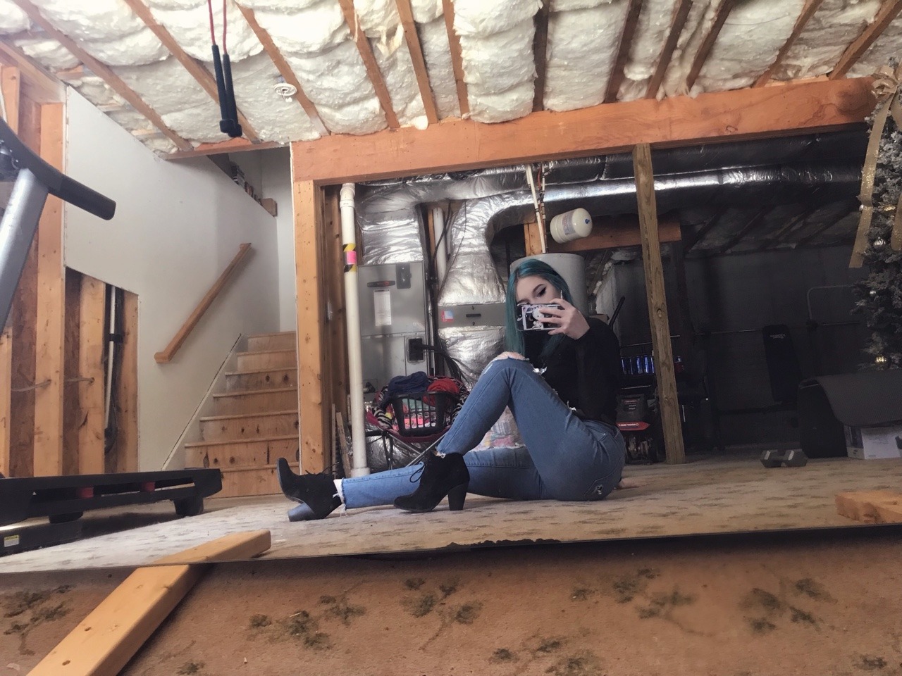 xanaxsweetheart: Black clothes, black heart, white powder. 🌬