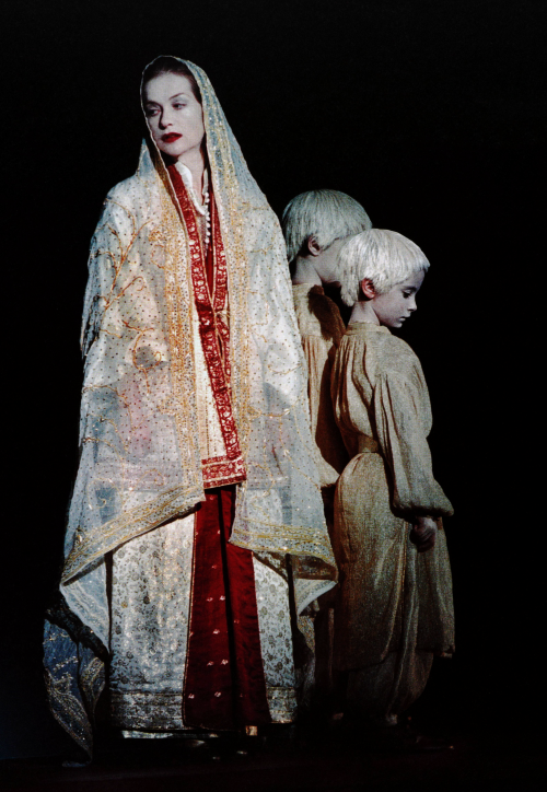 caballerodelatristefigura:Isabelle Huppert as Medeain Jacques Lassalle’s production of Euripid