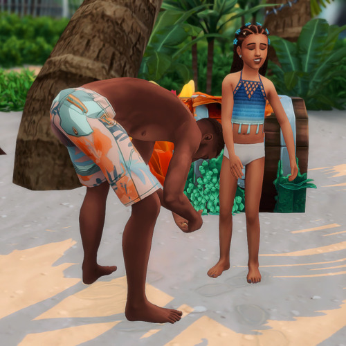 Family Beach Day in Sulani!Haven, Lamont & Victoria spent the day at Ohan’ Ali beach building sa