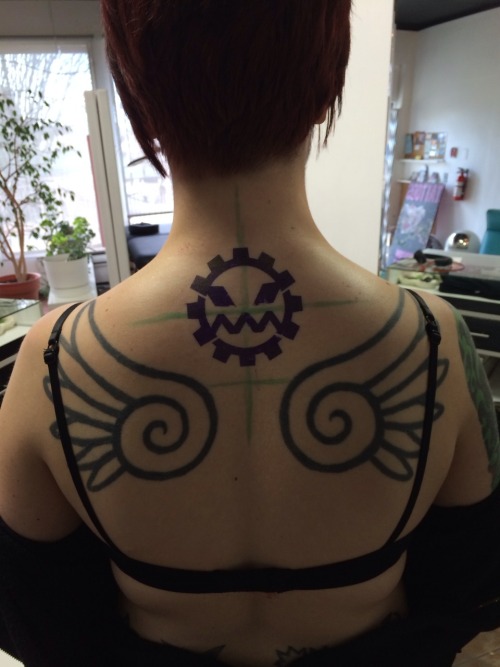 we-are-the-gears: mega-ashra:  Yup. It happened! latenightcartoons tattooed my gear for me! (She&rsq