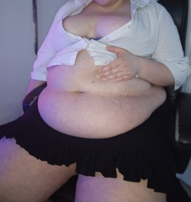 bellybaby98:Fat, lazy secretary anyone?? 🥰🐷God I look like a pig here…I love it. 😘