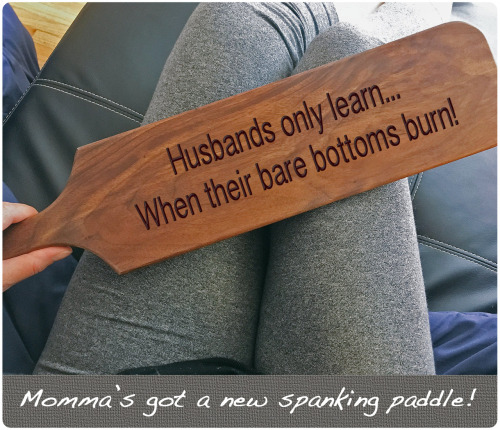 Les maris n'apprennent que… Quand leurs fesses nues brûlent ! Maman a une nouvelle raquette de fessée !👩‍🍳😈💪🏼📏 . 👩‍🍳😈💪🏼📏 . 👩‍🍳😈💪🏼👇🏼