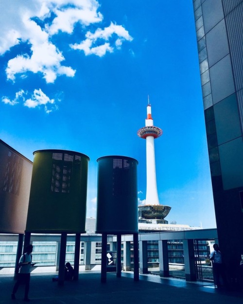 京都駅のいちばんてっぺん #京都 #京都駅 #kyoto #kyotostation #kyototower #京都タワー #気温31度 #島嶼見聞録 #hanamaruxyz #yukikokigo