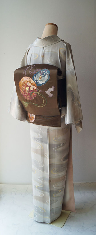 Super chic kimono outfit, featuring a mesmerizing kimono with ryuusui (running water) pattern, paire