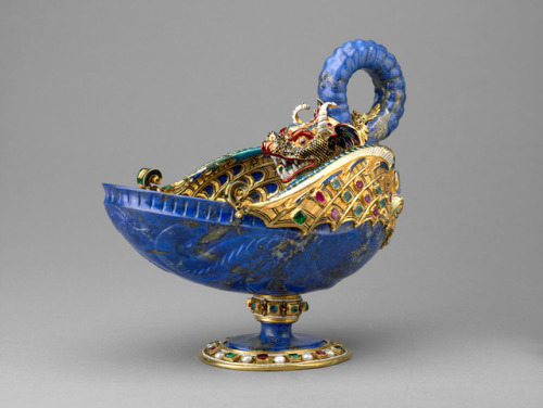 Copa con forma de jarrón realizada en Milan, Italia por Gasparo Miseroni, 1565-70 aprox.
