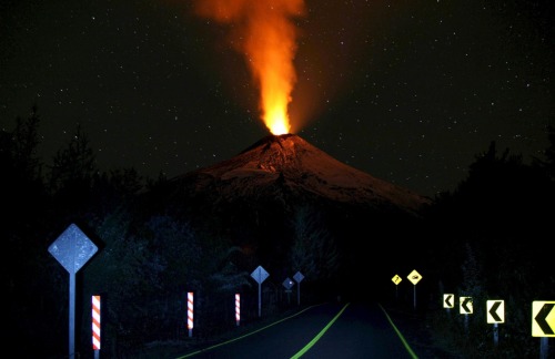 dainktellectual:  thegasolinestation:   Chile’s Calbuco Volcano Erupts First eruption in 42 years results in huge ash cloud over mountainous area in south of country Sources: The Guardian / NBC News / The Telegraph / reddit /Video GIF: The Gasoline