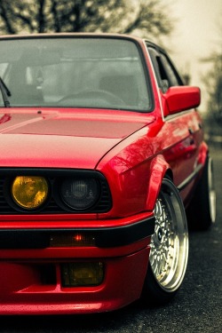 thinkingbeyondborders:  BMW e30 M3 slammed