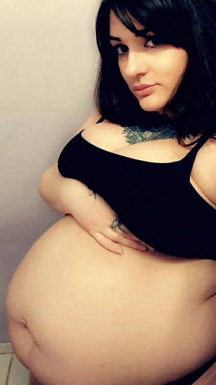 lmbbabe:  neptitudeplus: Offering you all her softness, she only asks that you use her belly as your plumped-up pillow… (fatgirlyennifer curvage.org)   She looks like a fat Lea Michele from Glee!