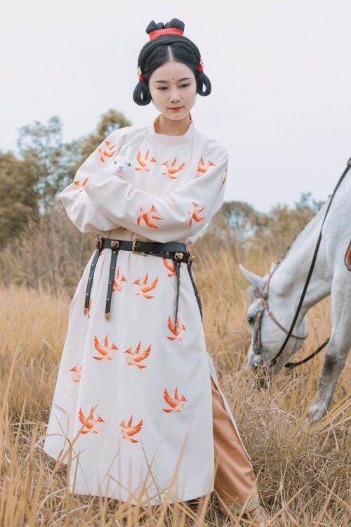 hanfugallery:chinese hanfu by 瞳莞汉服These Tang-style yuanlingpao (round-collar robes) are based on art