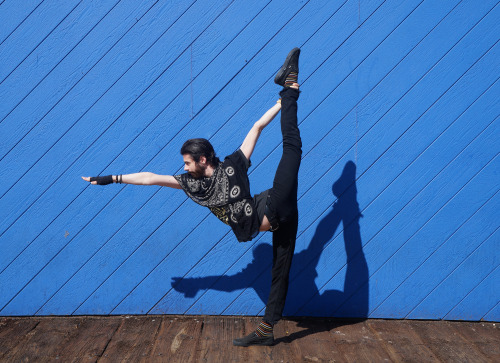 Standing Bow on the Santa Monica Pier.Model : Adrian Hummell