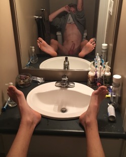 tfootielover:  A submission I love his feet